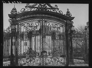 Newport, R.I.: Ochre Point, Cliff Walk. Library of Congress, LOT 9192. It can feel like Rebecca. 